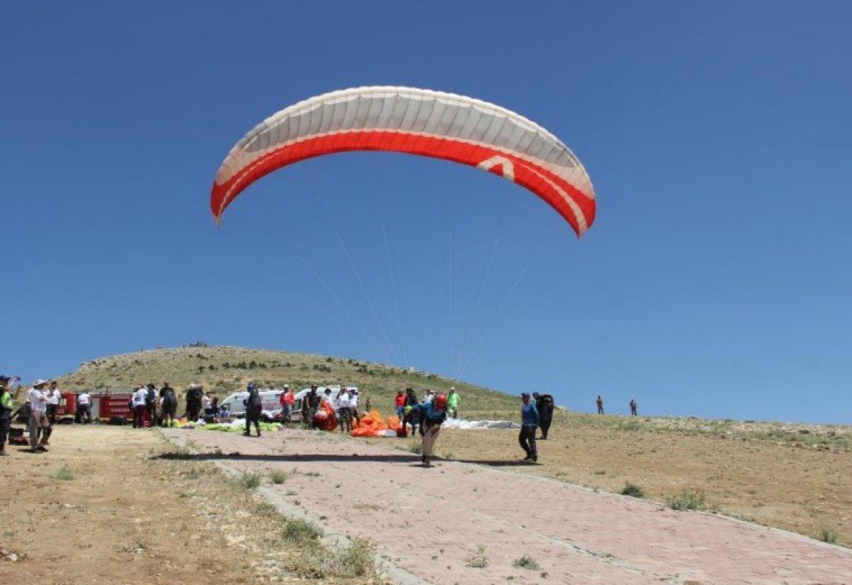 Bir paraşütçü Adıyaman'daki festivale uçarak geldi