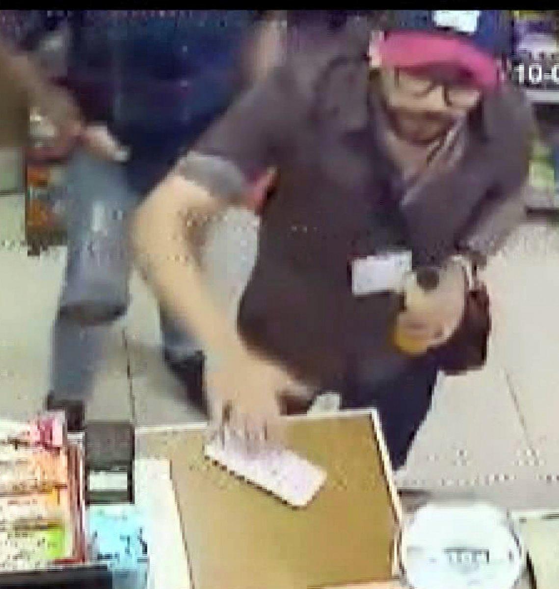 Avcılar'da sahte dolarla alışveriş yaptı, para üstü aldı