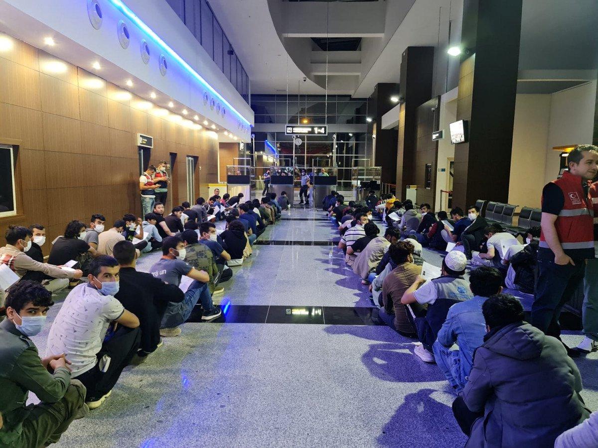 227 Afgan daha sınır dışı edildi