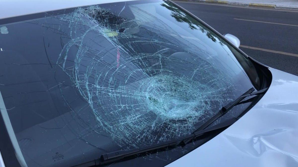 Kartal'da karşıdan karşıya geçmek isterken araç çarptı