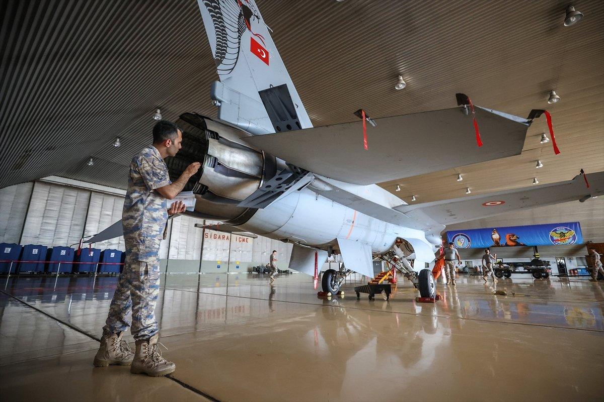 Baba ile oğlu, 9'uncu Ana Jet Üssü'nde birlikte görev yapıyor