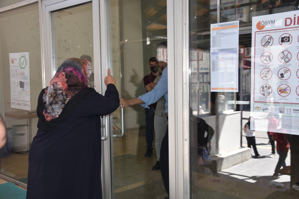 Bitlis'te sınava geç kalan kızın ağlayan annesinin gözyaşları