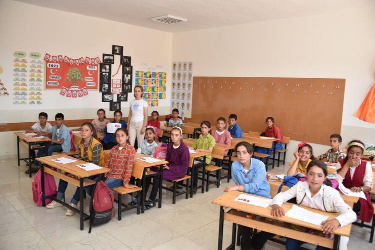 Öğrencileri karne günü Necmettin Öğretmen'i unutmadı