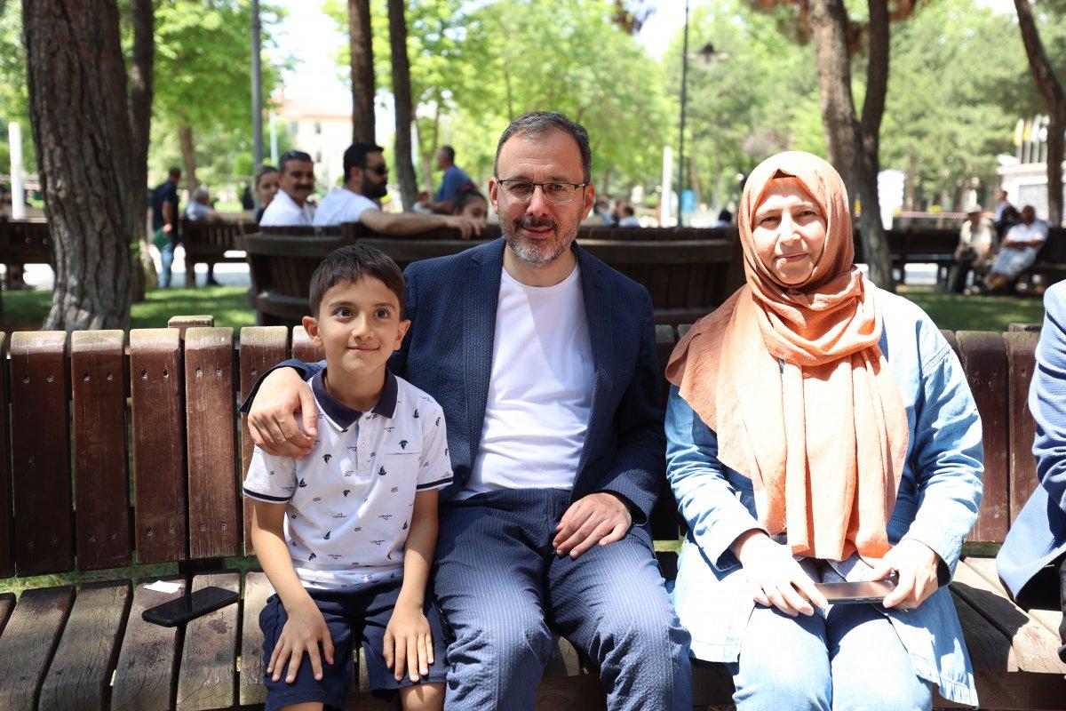 Mehmet Kasapoğlu'ndan YKS öğrencilerine ve ailelerine destek