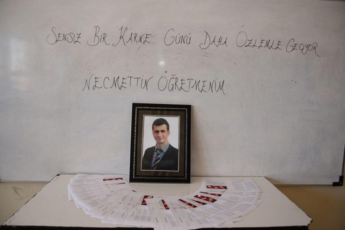Öğrencileri karne günü Necmettin Öğretmen'i unutmadı