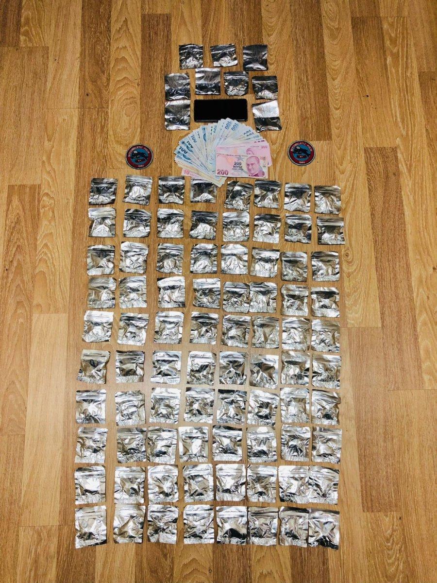 Ataşehir'deki AVM’nin otoparkında uyuşturucu satarken suçüstü yakalandı