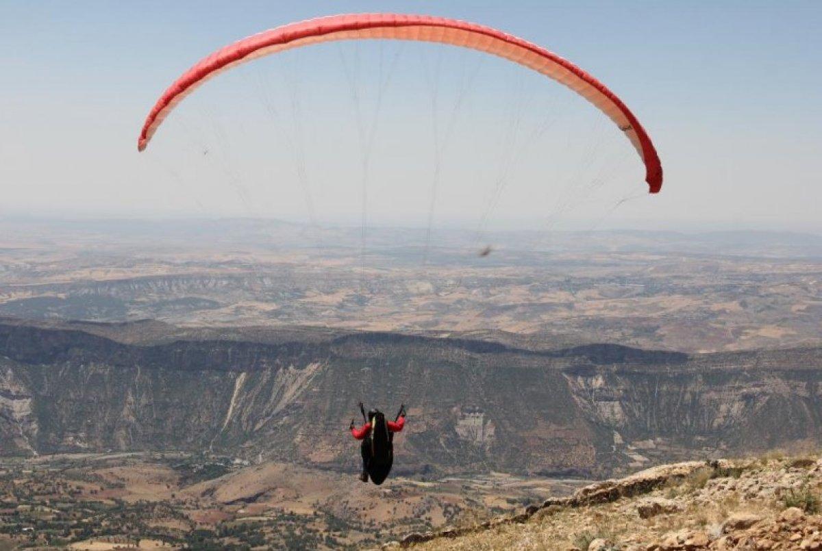 Bir paraşütçü Adıyaman'daki festivale uçarak geldi