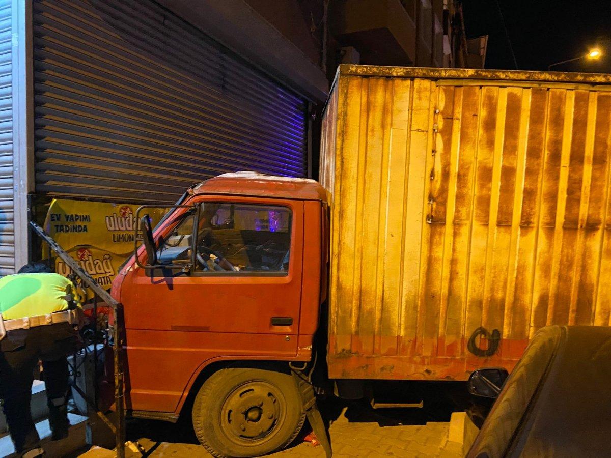 Eyüpsultan'da İETT otobüsü 17 araca çarptı