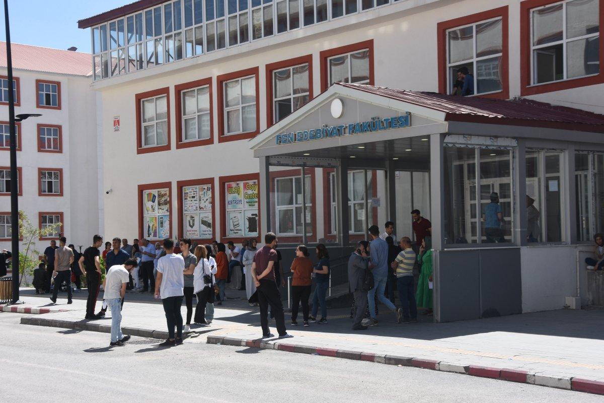 Bitlis'te sınava geç kalan kızın ağlayan annesinin gözyaşları