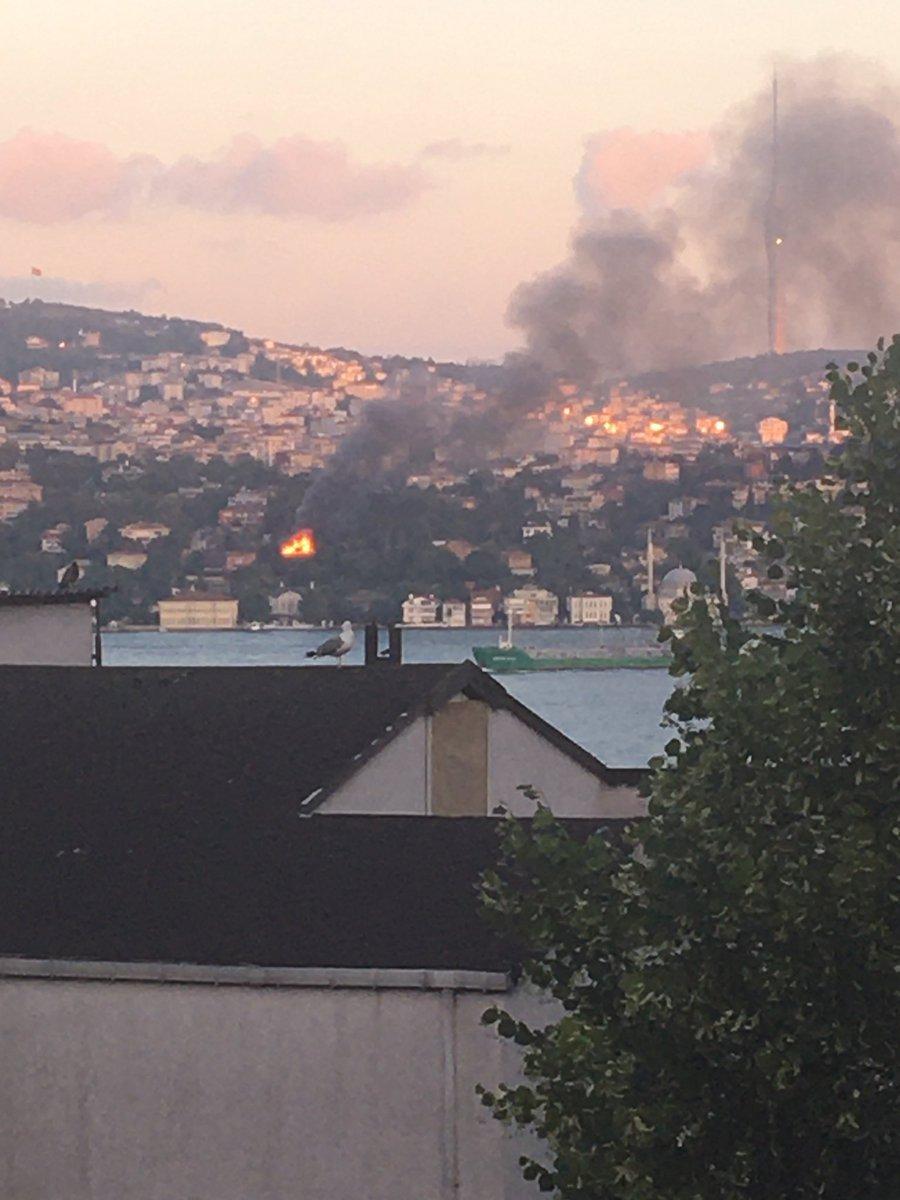 Üsküdar Beylerbeyi'ndeki ahşap binada yangın çıktı