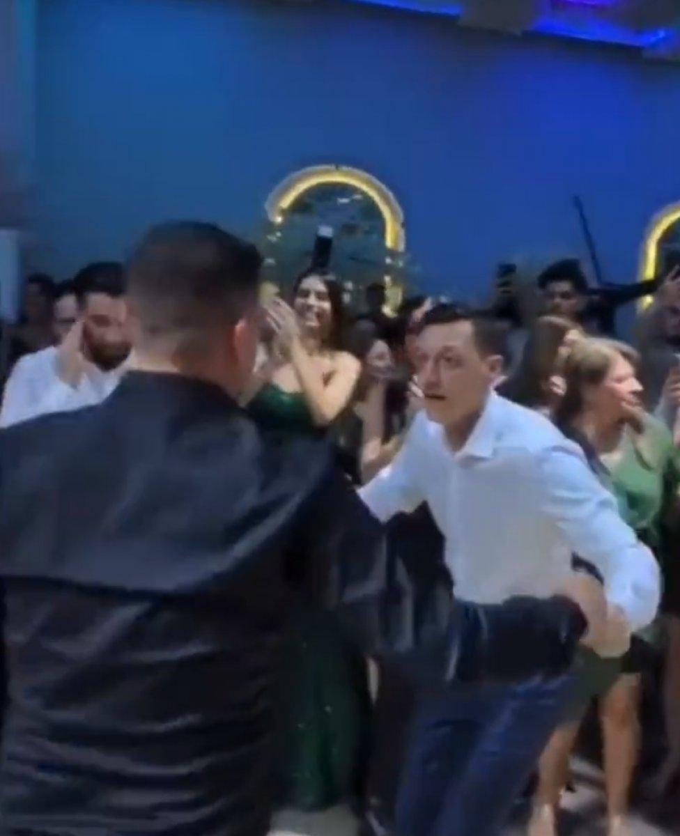 Mesut Özil, kız kardeşinin düğününde oynadı
