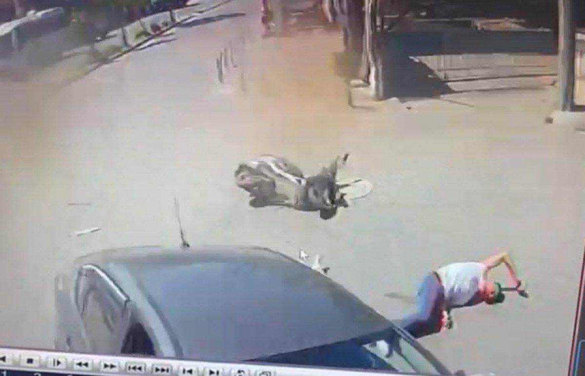 Manisa’da oğlu ile bindiği motosikletle kaza yaptı, ölüm teğet geçti