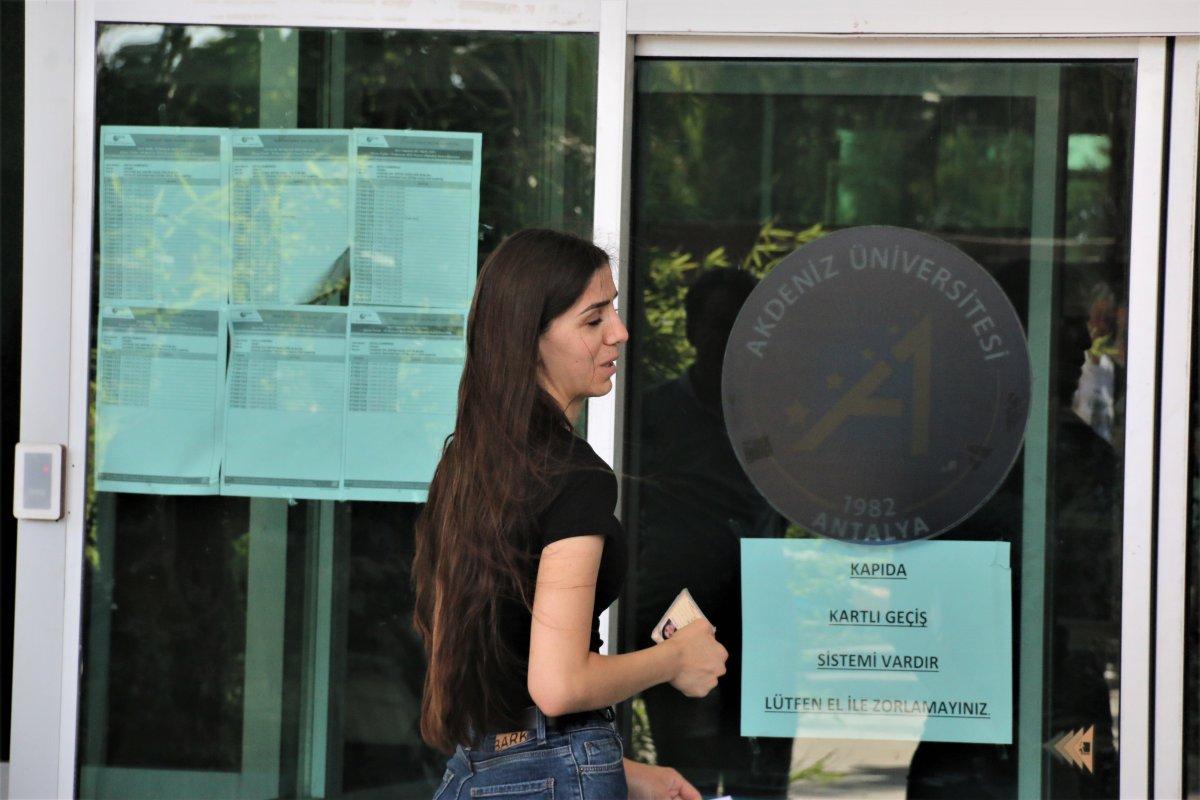 Üniversite sınavını 1 dakika ile kaçırdılar