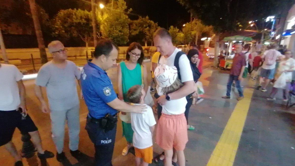 Antalya polisi kaybolan Rus çocuğun ailesini cadde cadde aradı