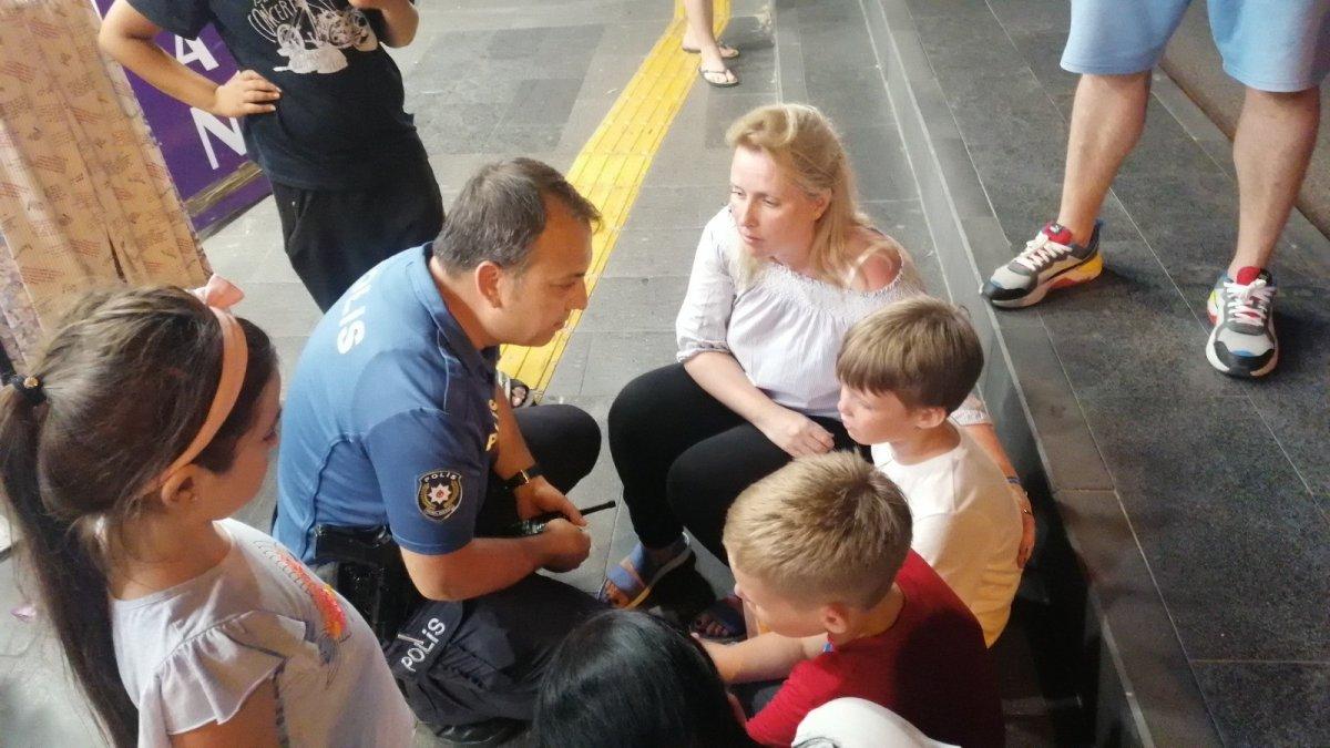 Antalya polisi kaybolan Rus çocuğun ailesini cadde cadde aradı