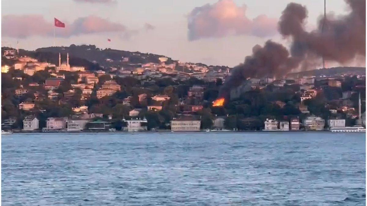 Üsküdar Beylerbeyi'ndeki ahşap binada yangın çıktı