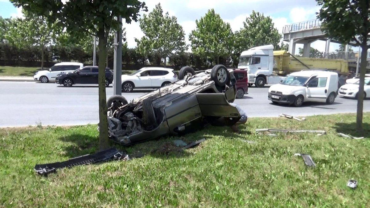 Sultangazi'de ehliyetsiz kadın şoförün kullandığı araç ters döndü