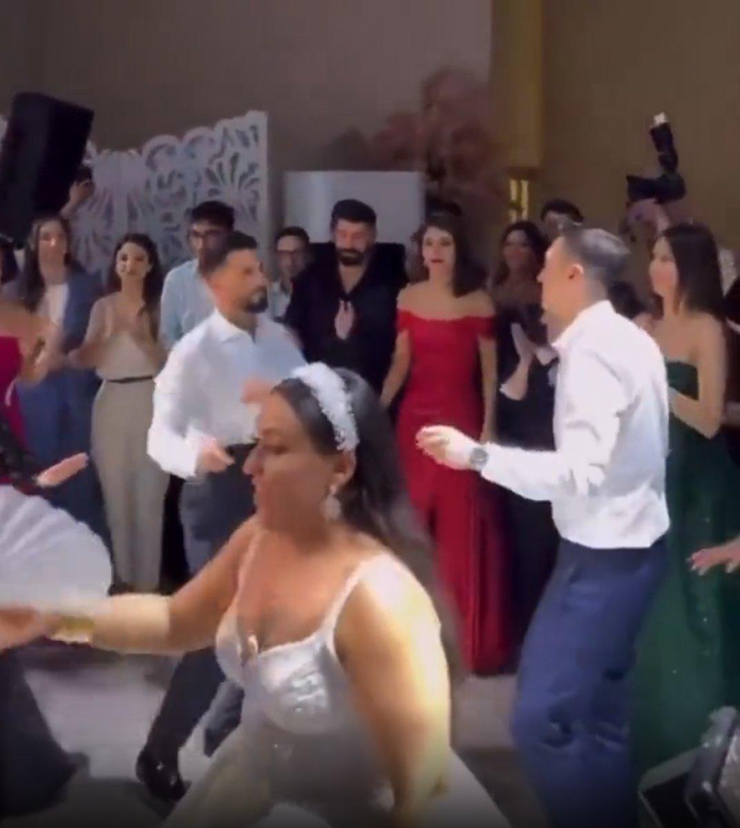 Mesut Özil, kız kardeşinin düğününde oynadı