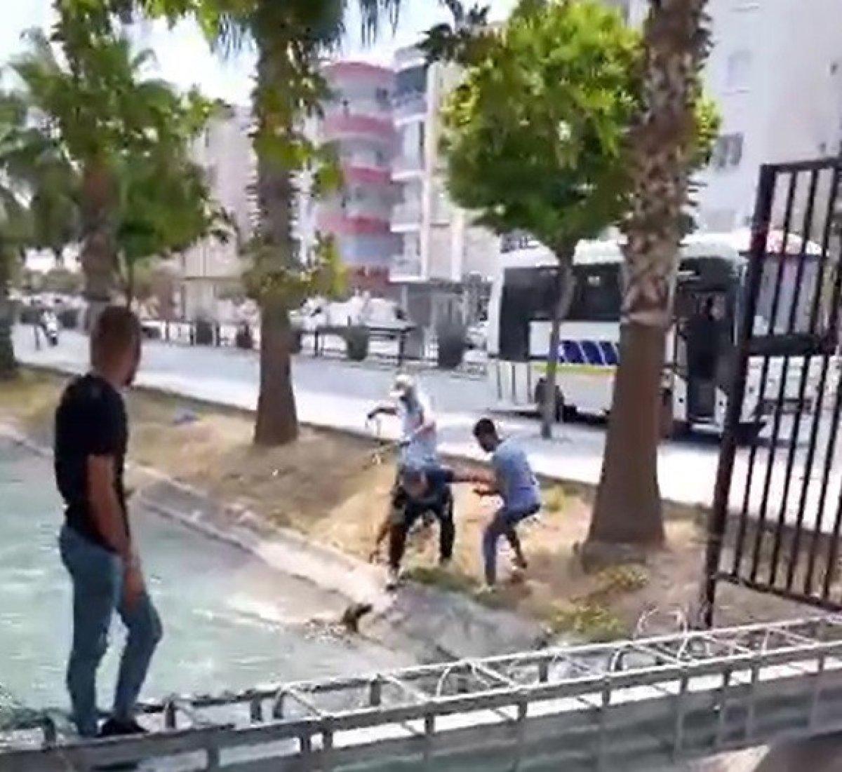 Mersin'de, gençlerin kanala düşen köpeği kurtarma mücadelesi