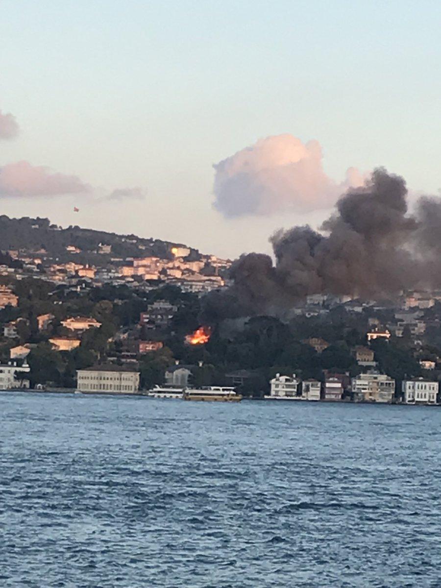 Üsküdar Beylerbeyi'ndeki ahşap binada yangın çıktı