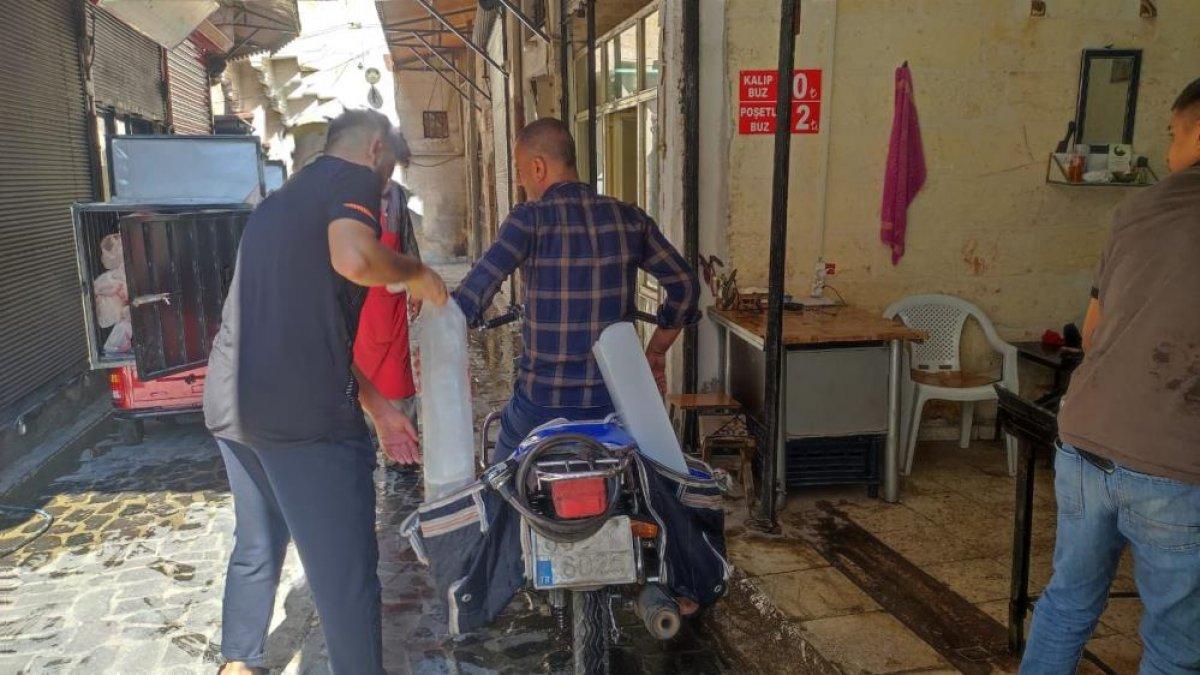Şanlıurfa’da sıcaklık yükseldikçe buz satışları arttı
