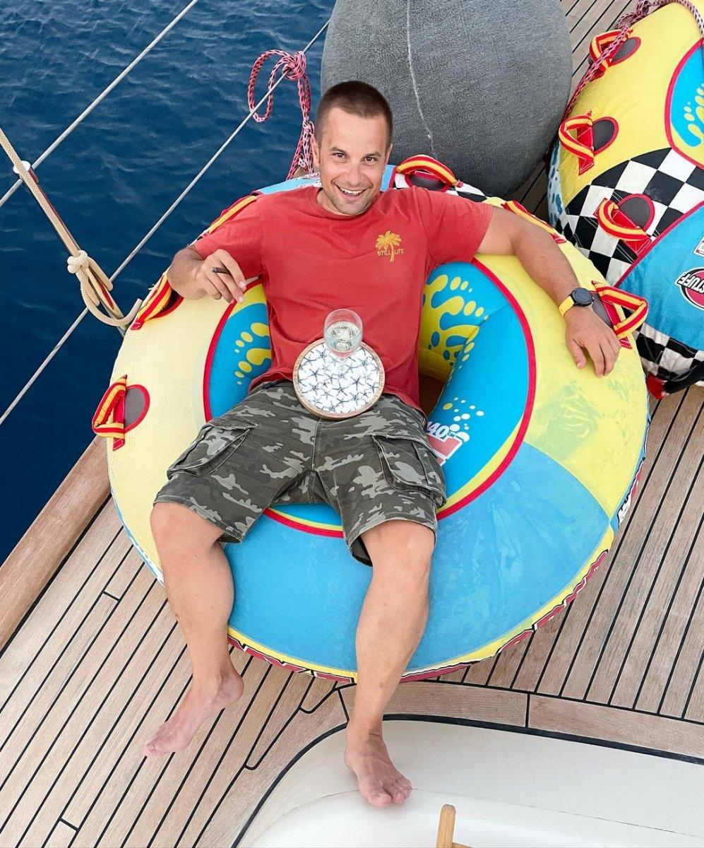 Pınar Altuğ straplez elbisesiyle poz verdi