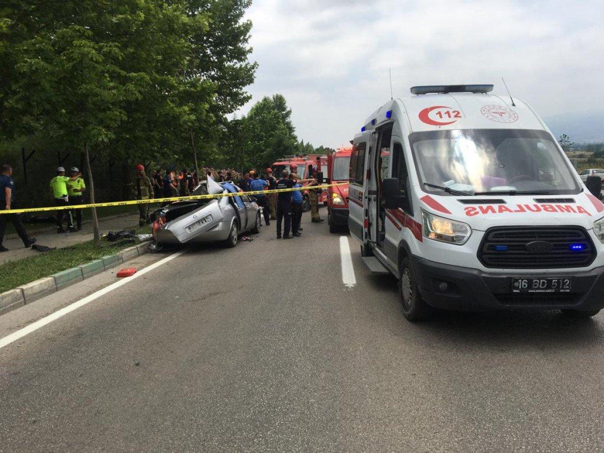 Bursa’da beton mikseri otomobilin üzerine devrildi