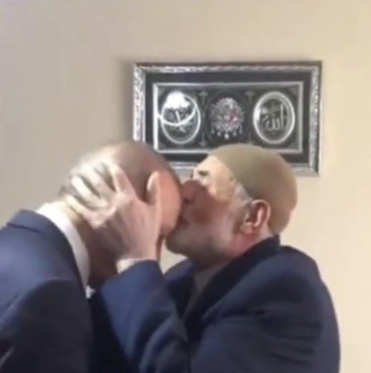 Cumhurbaşkanı Erdoğan, elini öptürmedi