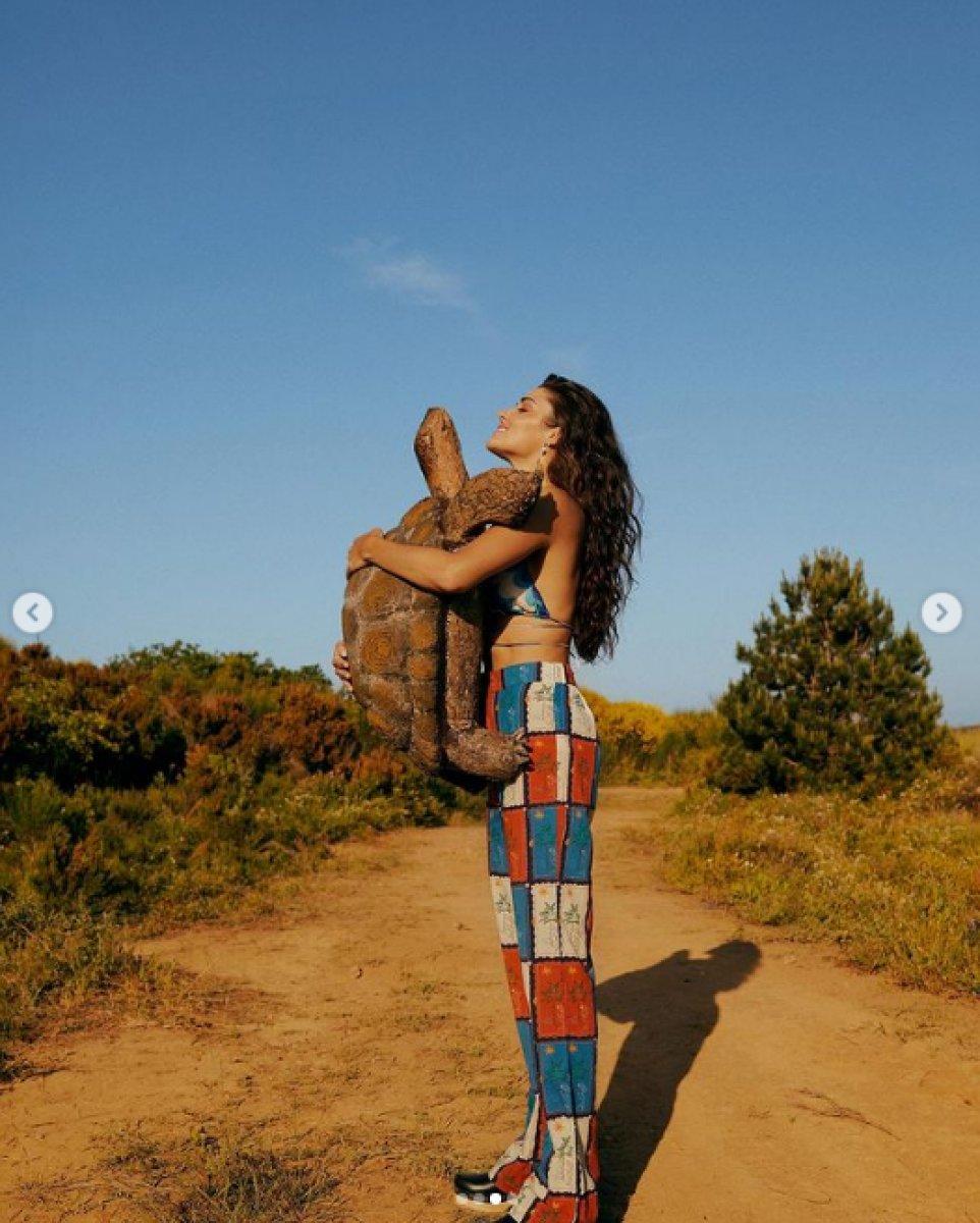 Hande Erçel, kaplumbağa ile poz verdi