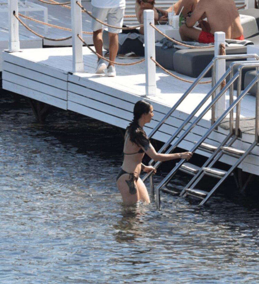 Tatile çıkan Birce Akalay'ın dövmeleri dikkat çekti