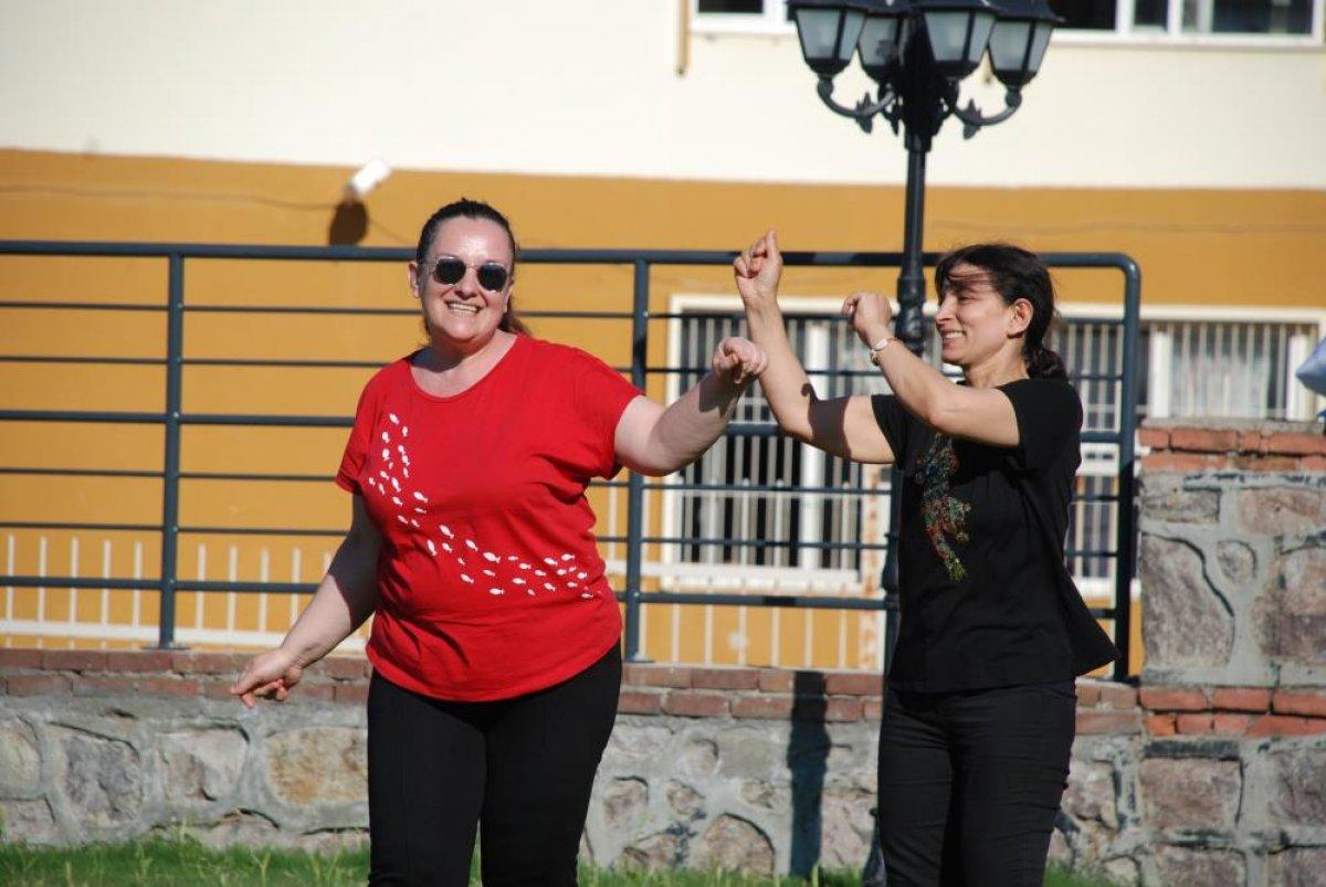 İzmirli kadınların kahkaha yogası