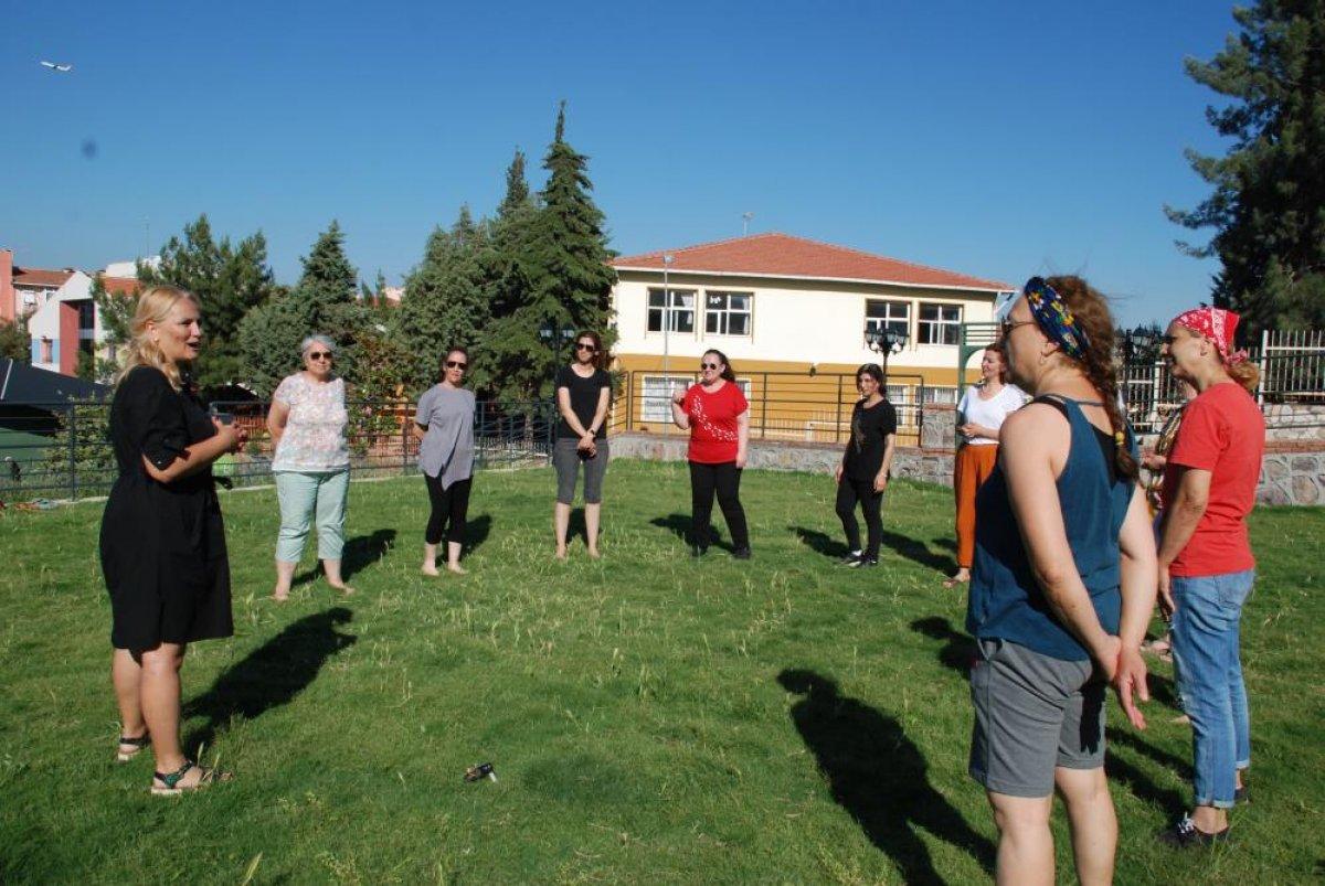 İzmirli kadınların kahkaha yogası