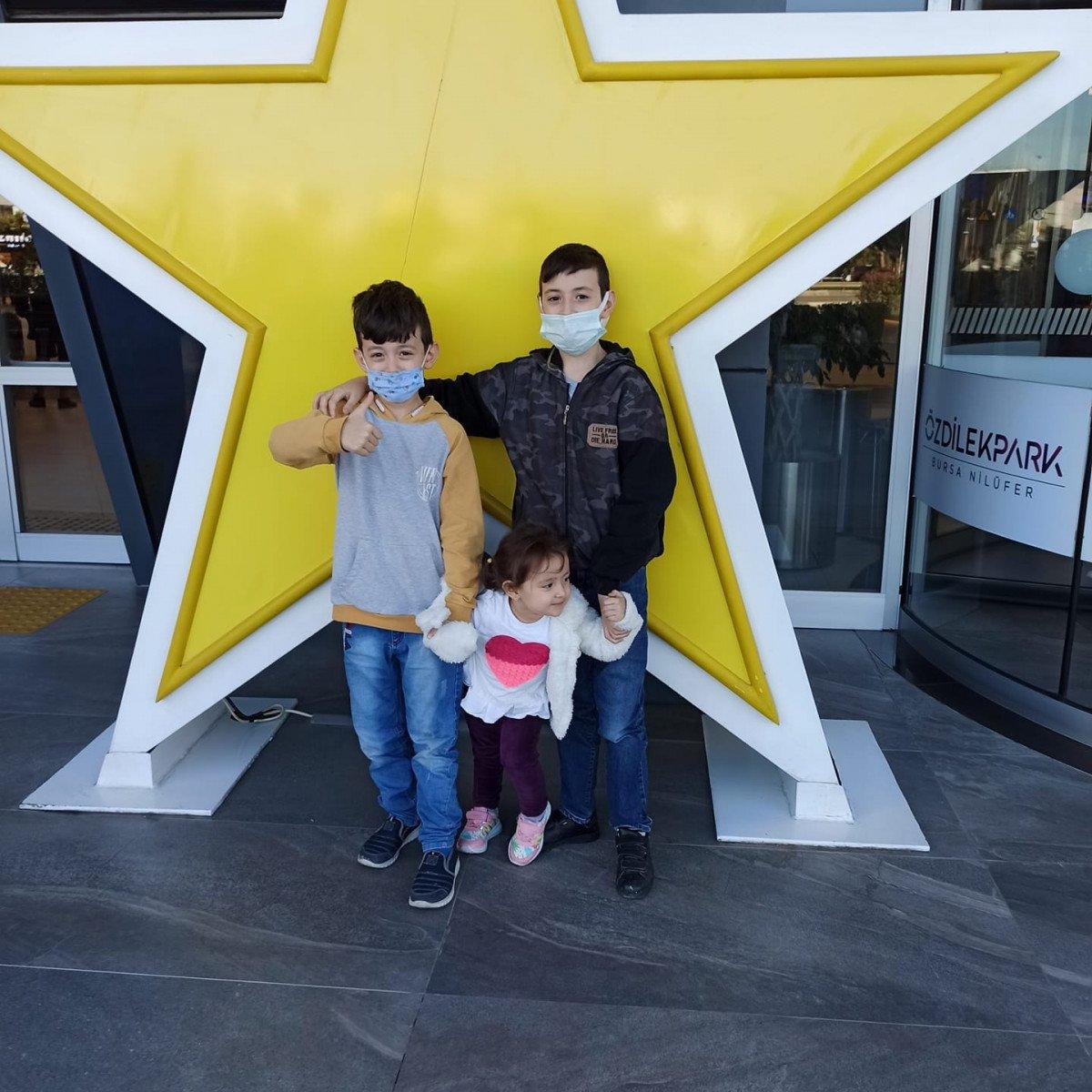 Bursa’da beton mikseri otomobilin üzerine devrildi