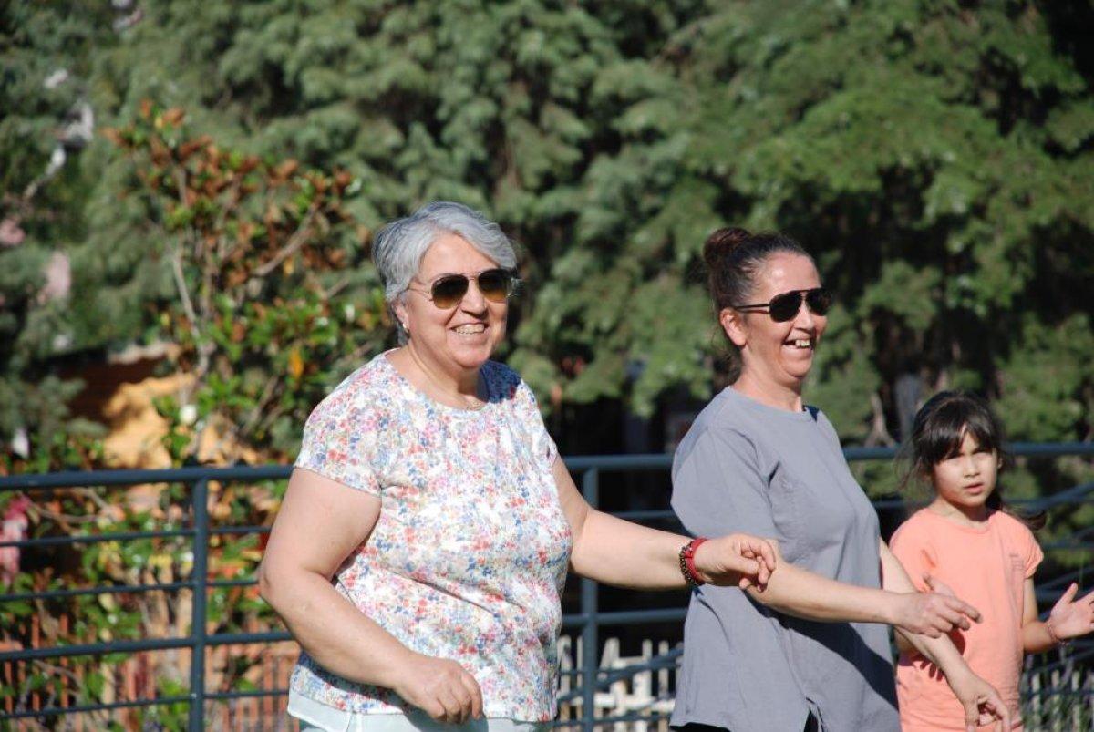 İzmirli kadınların kahkaha yogası