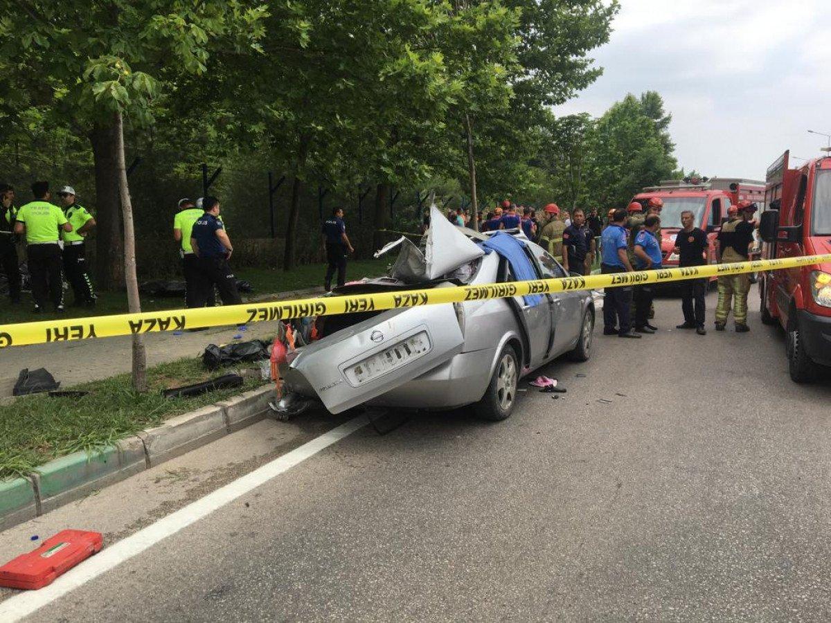 Bursa’da beton mikseri otomobilin üzerine devrildi