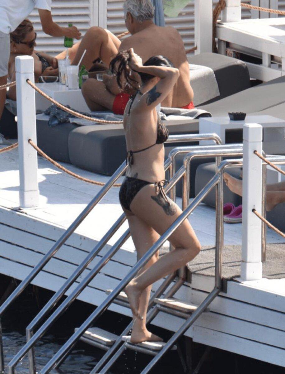 Tatile çıkan Birce Akalay'ın dövmeleri dikkat çekti