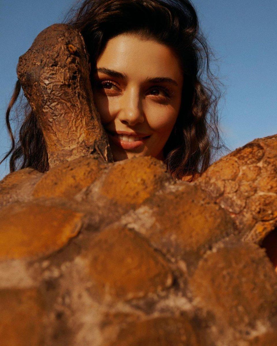 Hande Erçel, kaplumbağa ile poz verdi