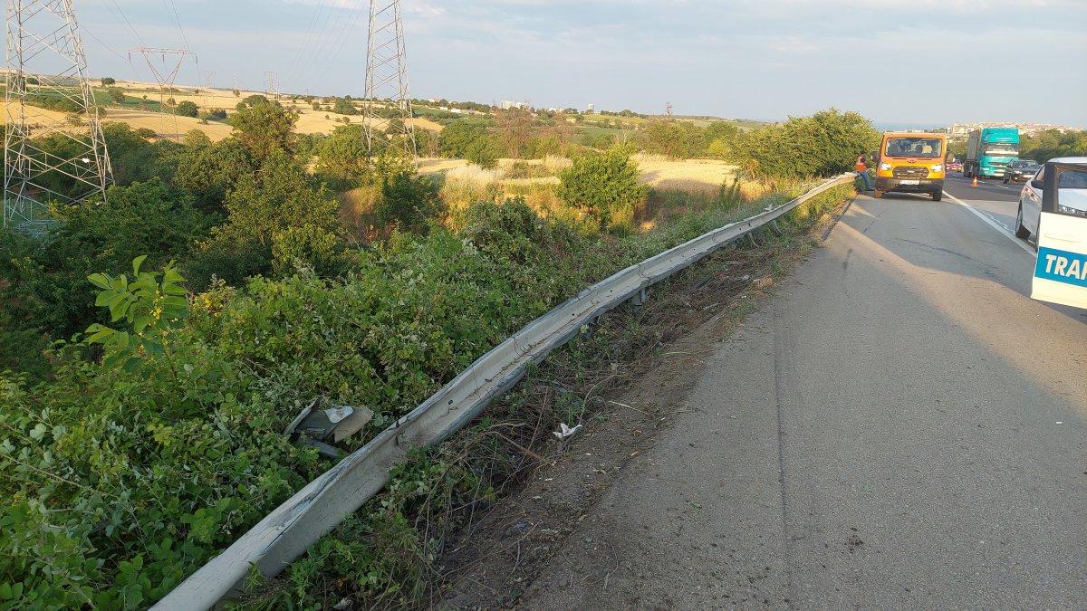 Tekirdağ'da bariyerleri parçalayan tır, uçurumda asılı kaldı