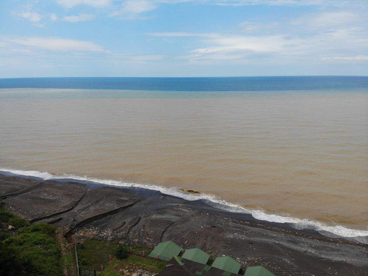 Düzce'deki yağış Karadeniz'in rengini kahverengiye çevirdi