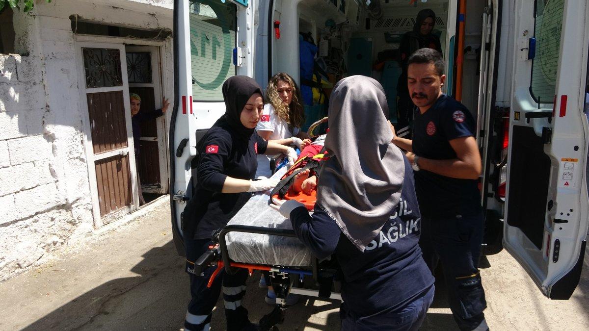 Adıyaman’da 5 yaşındaki çocuk, yaslandığı camla halasının üzerine düştü