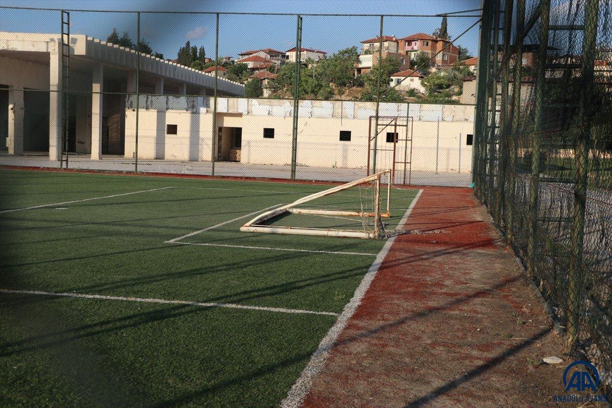 Denizli'de üzerine kale direği devrilen çocuk hayatını kaybetti