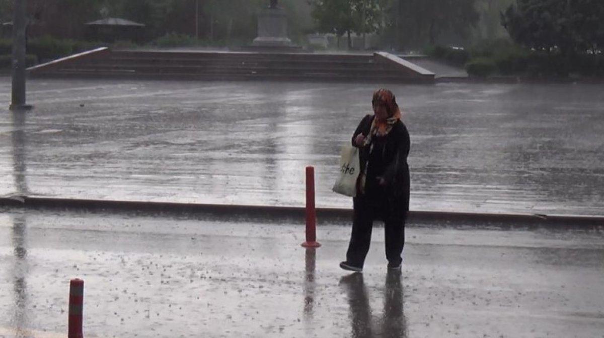 Kırıkkale'de sıcak hava yerini sağanak yağışa bıraktı