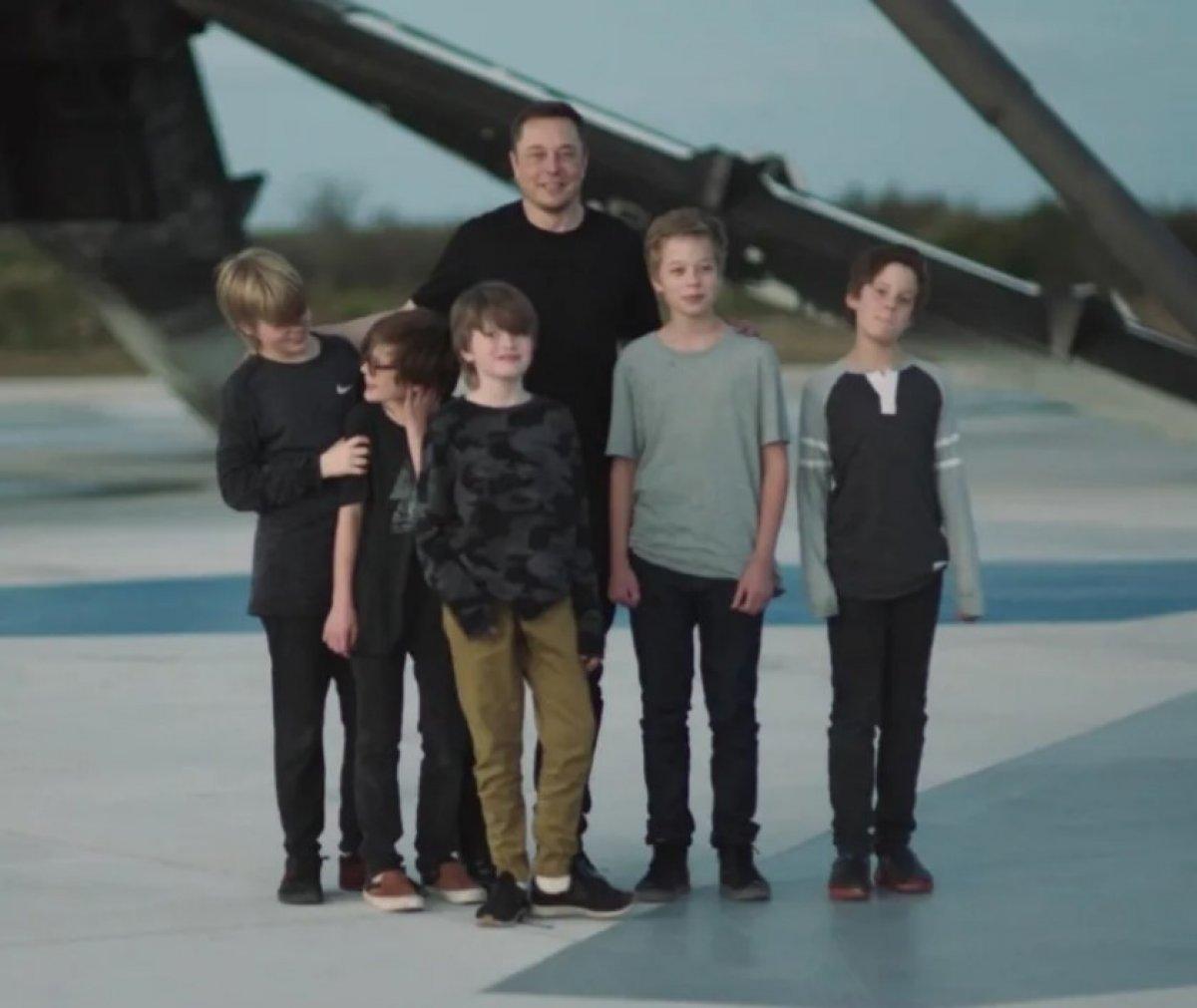 Elon Musk’ın oğlu adını ve cinsiyetini değiştiriyor