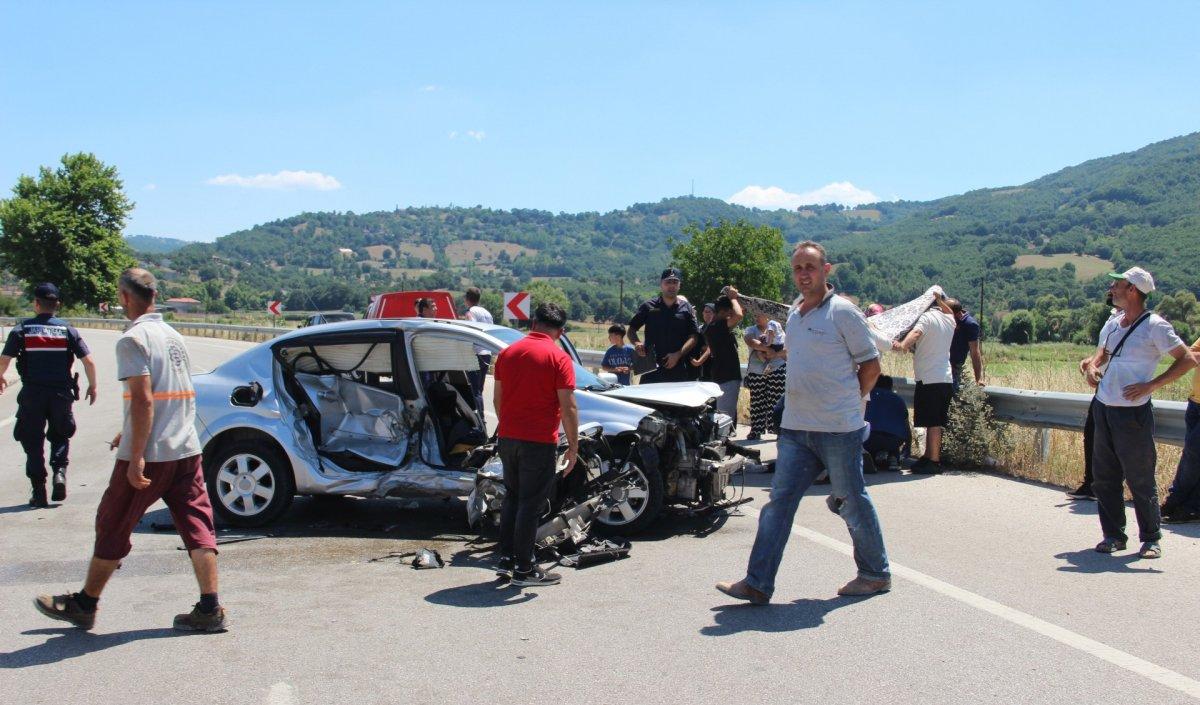 Çanakkale'de kontrolden çıkan otomobil bariyerlere çarptı: 1 ölü, 1 yaralı