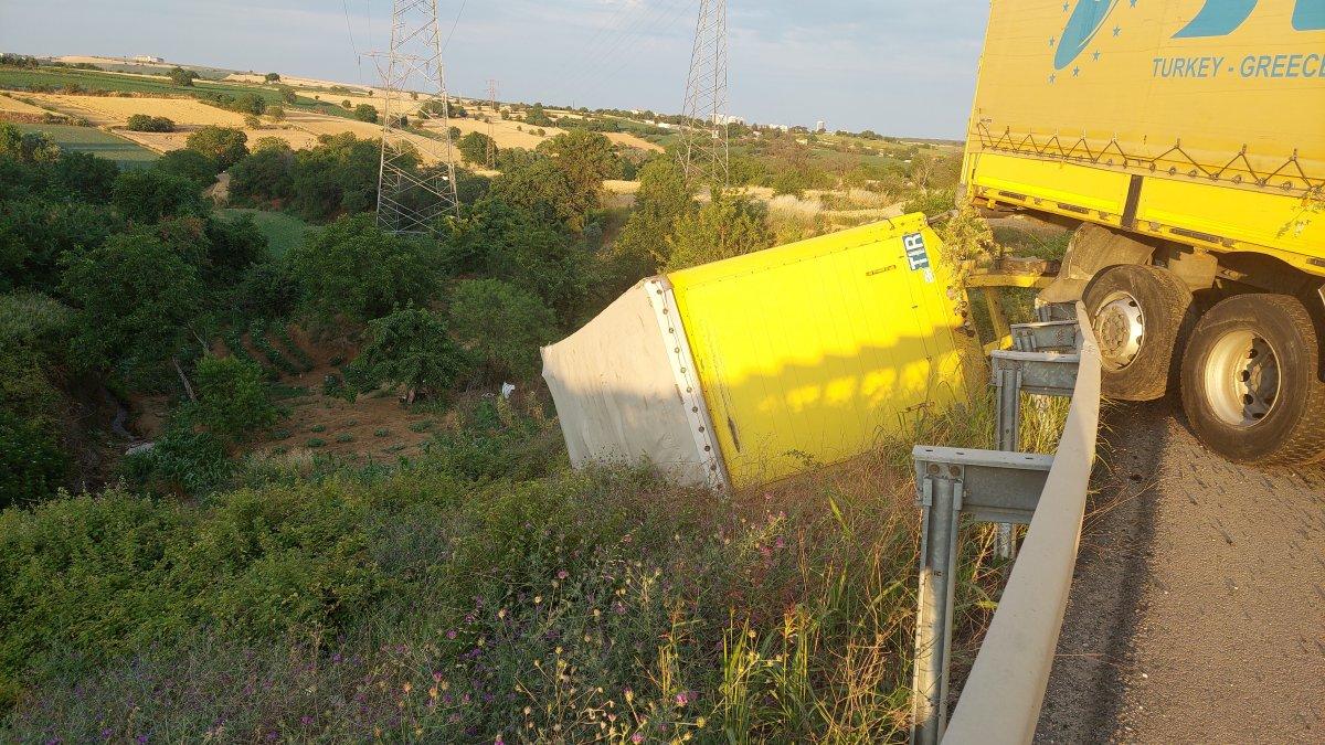 Tekirdağ'da bariyerleri parçalayan tır, uçurumda asılı kaldı