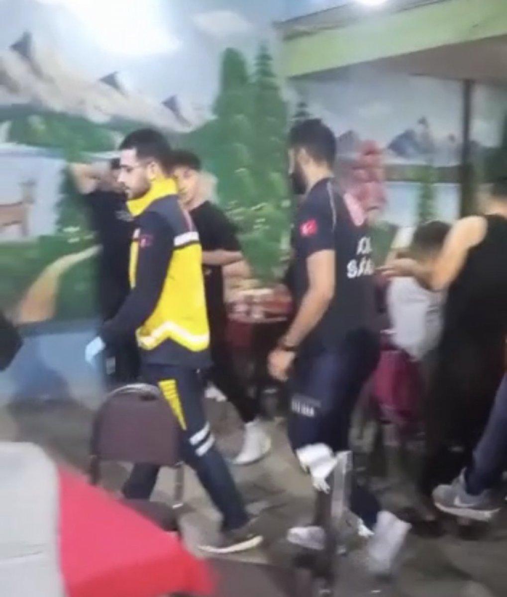 Bursa'da sara nöbeti geçiren adama aldırış etmeden okey oynadılar