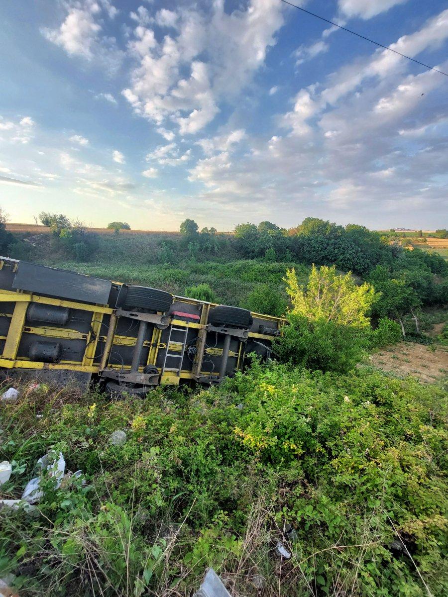 Tekirdağ'da bariyerleri parçalayan tır, uçurumda asılı kaldı