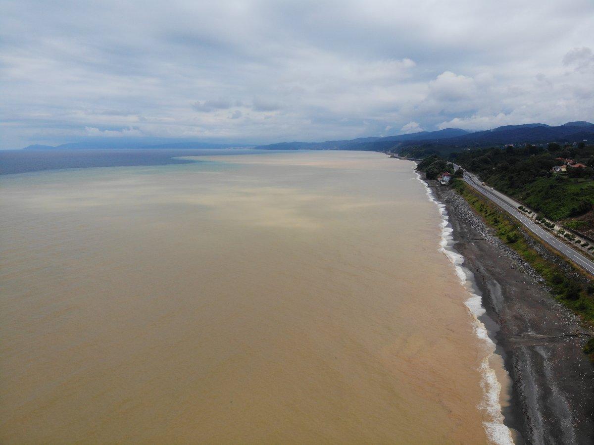 Düzce'deki yağış Karadeniz'in rengini kahverengiye çevirdi