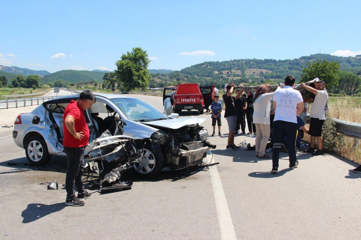 Çanakkale'de kontrolden çıkan otomobil bariyerlere çarptı: 1 ölü, 1 yaralı