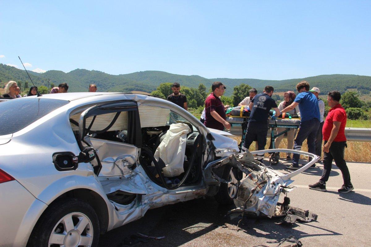 Çanakkale'de kontrolden çıkan otomobil bariyerlere çarptı: 1 ölü, 1 yaralı